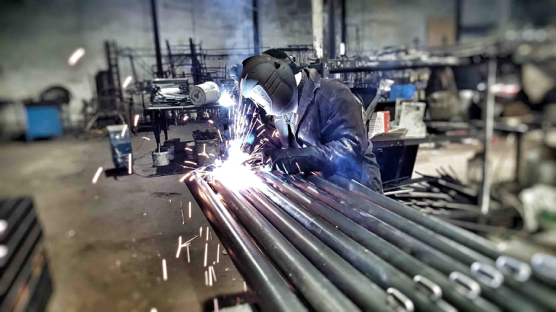 Какие материалы используют при изготовлении уличного спортивного оборудования в Липецке?